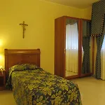 Centro Di Spiritualita Padre Pio מלון 4*