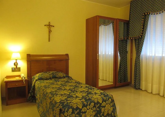 Centro Di Spiritualita Padre Pio Hotell 4*